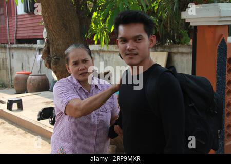 (190412) -- BANGKOK, 12 avril 2019 (Xinhua) -- Somneuk Srikeud, grand-mère d Anupat Tiprat, lui dit au revoir à Bangkok, Thaïlande, le 17 mars 2019. Anupat Tiprat, vingt et un ans, rêve de devenir conducteur de train dans son pays natal, la Thaïlande. Plus tard ce mois-ci, il se rendra dans la ville de Tianjin, dans le nord de la Chine, pour y apprendre l’entretien et la conduite des trains pendant trois ans. A SUIVRE : la coopération ferroviaire Chine-Thaïlande rapproche la jeunesse thaïlandaise de son rêve de conducteur de train (Xinhua/Yang Zhou) THAÏLANDE-BANGKOK-CHINE-CHEMIN DE FER-JEUNESSE-RÊVE PUBLICATIONxNOTxINxCHN Banque D'Images