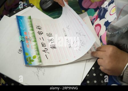 (190413) -- TONGLU, 13 avril 2019 (Xinhua) -- Wu Suhuan critique le scénario écrit par elle-même pour raconter le film Retour à 1942 pour les personnes malvoyantes à domicile dans le comté de Tonglu, dans la province du Zhejiang, dans l'est de la Chine, le 11 avril 2019. Wu Suhuan, 65 ans, est un patient atteint d'atrophie musculaire progressive et est paralysé depuis des décennies. Dédiée à travailler comme narratrice pour des films sans barrières, elle a jusqu'à présent écrit des scripts pour quatre films et les a lus avec le film pour les malvoyants depuis 2015. Je me sens heureux et satisfait de les aider, dit Wu. (Xinhua/Weng Xinyang) CHINE-ZHEJIANG-BARR Banque D'Images