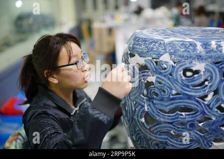 (190413) -- JINGDEZHEN, 13 avril 2019 (Xinhua) -- Un ouvrier restaure des pièces de porcelaine à Jingdezhen, dans la province de Jiangxi dans l'est de la Chine, le 12 avril 2019. En préparation de l'exposition de porcelaine de Jingdezhen du milieu du 15e siècle de la dynastie Ming qui se tiendra à Shanghai en juin, des techniciens travaillent à la restauration de fragments de porcelaine découverts dans des fours royaux. Au total, 170 pièces de porcelaine fine provenant de fours royaux rencontreront le public dans l’exposition. (Xinhua/Zhou mi) CHINE-JIANGXI-JINGDEZHEN-PORCELAINE RESTAURATION (CN) PUBLICATIONxNOTxINxCHN Banque D'Images