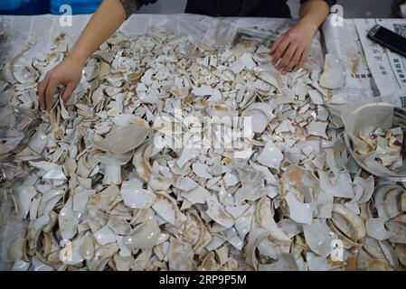 (190413) -- JINGDEZHEN, 13 avril 2019 (Xinhua) -- des ouvriers trient des pièces de porcelaine à Jingdezhen, province de Jiangxi dans l'est de la Chine, 12 avril 2019. En préparation de l'exposition de porcelaine de Jingdezhen du milieu du 15e siècle de la dynastie Ming qui se tiendra à Shanghai en juin, des techniciens travaillent à la restauration de fragments de porcelaine découverts dans des fours royaux. Au total, 170 pièces de porcelaine fine provenant de fours royaux rencontreront le public dans l’exposition. (Xinhua/Zhou mi) CHINE-JIANGXI-JINGDEZHEN-PORCELAINE RESTAURATION (CN) PUBLICATIONxNOTxINxCHN Banque D'Images