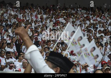 (190413) -- JAKARTA, le 13 avril 2019 -- des partisans du président sortant et candidat à la présidence de l'Indonésie, Joko Widodo, assistent à un rassemblement de campagne au stade Gelora Bung Karno de Jakarta, le 13 avril 2019. L'Indonésie tiendra ses élections présidentielles et législatives le 17 avril 2019. ) INDONÉSIE-JAKARTA-CAMPAGNE PRÉSIDENTIELLE-JOKO WIDODO AGUNGXKUNCAHYAXB. PUBLICATIONxNOTxINxCHN Banque D'Images