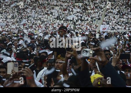 (190413) -- JAKARTA, le 13 avril 2019 -- des partisans du président sortant et candidat à la présidence de l'Indonésie, Joko Widodo, assistent à un rassemblement de campagne au stade Gelora Bung Karno de Jakarta, le 13 avril 2019. L'Indonésie tiendra ses élections présidentielles et législatives le 17 avril 2019. ) INDONÉSIE-JAKARTA-CAMPAGNE PRÉSIDENTIELLE-JOKO WIDODO AGUNGXKUNCAHYAXB. PUBLICATIONxNOTxINxCHN Banque D'Images