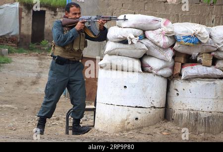 Actualités Bilder des Tages (190413) -- KUNDUZ, le 13 avril 2019 -- un membre des forces de sécurité afghanes prend position lors d'un combat avec les talibans dans la province de Kunduz, Afghanistan, le 13 avril 2019. Plus tôt vendredi, le groupe militant taliban a annoncé le lancement d'une offensive annuelle baptisée al-Fath , qui signifie victoire en langue arabe. AFGHANISTAN-KUNDUZ-OPÉRATION MILITAIRE AjmalxKakar PUBLICATIONxNOTxINxCHN Banque D'Images