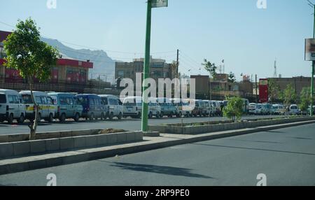 (190414) -- SANAA, 14 avril 2019 -- des voitures font la queue pour atteindre la pompe à essence à Sanaa, au Yémen, le 13 avril 2019. Le Yémen est confronté à une grave pénurie de carburant et à une hausse des prix des denrées alimentaires, et la crise écrase la population affamée. Mohamed al-Azaki) YÉMEN-SANAA-PÉNURIE DE CARBURANT nieyunpeng PUBLICATIONxNOTxINxCHN Banque D'Images