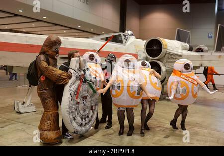 (190414) -- CHICAGO, 14 avril 2019 (Xinhua) -- les cosplayers participent à la célébration de Star Wars à Chicago, aux États-Unis, le 13 avril 2019. Plus de 35 000 000 fans du monde entier devraient se joindre à la célébration des 5 jours du 11 avril. (Xinhua/Wang Ping) U.S.-CHICAGO-COSPLAY-STAR WARS CELEBRATION PUBLICATIONxNOTxINxCHN Banque D'Images