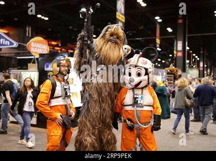 (190414) -- CHICAGO, 14 avril 2019 (Xinhua) -- les cosplayers participent à la célébration de Star Wars à Chicago, aux États-Unis, le 13 avril 2019. Plus de 35 000 000 fans du monde entier devraient se joindre à la célébration des 5 jours du 11 avril. (Xinhua/Wang Ping) U.S.-CHICAGO-COSPLAY-STAR WARS CELEBRATION PUBLICATIONxNOTxINxCHN Banque D'Images