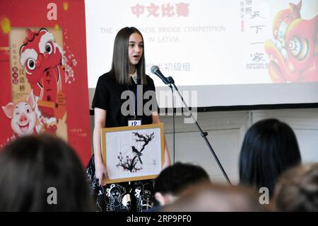 (190413) -- RIGA, 13 avril 2019 -- une fille montre son œuvre lors du concours de maîtrise du chinois du 16e pont chinois à l'Université de Lettonie à Riga, Lettonie, le 13 avril 2019. Le 16e pont chinois, un concours annuel de compétences en chinois pour les écoliers, les étudiants et les adultes apprenant le chinois, a eu lieu à l'Université de Lettonie vendredi et samedi. LETTONIE-RIGA-CHINESE COMPETITION Janis PUBLICATIONxNOTxINxCHN Banque D'Images