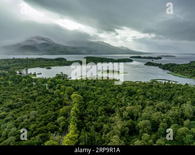 Vue aérienne du château de Ross une tour du 15e siècle et un donjon à la lisière de Lough Leane, dans le parc national de Killarney, comté de Kerry, Irlande Banque D'Images