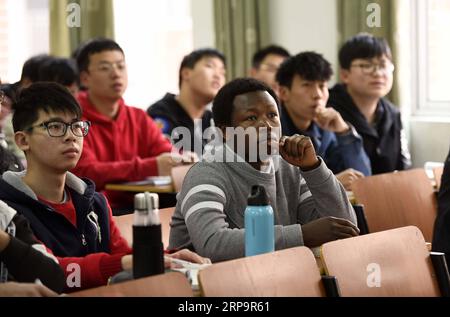 (190415) -- CHANGSHA, 15 avril 2019 (Xinhua) -- Mangeh III Fondzenyuy Cedric (à droite, devant) donne une leçon à l'Université agricole du Hunan à Changsha, province du Hunan en Chine centrale, le 14 mars 2019. Cédric, 25 ans, vient du Cameroun. Ayant vu des entreprises chinoises faire progresser la science et la technologie agricoles et l'équipement, il est venu en Chine en 2017 et a étudié en tant que spécialiste de troisième cycle en ingénierie de mécanisation agricole à l'École d'ingénierie de l'Université agricole du Hunan après avoir terminé ses études de premier cycle. Cedric étudie principalement la mécanisation agricole et aut Banque D'Images