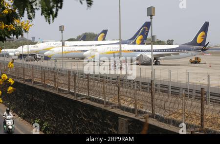 (190415) -- MUMBAI, le 15 avril 2019 () -- des avions de Jet Airways sont stationnés à l'aéroport international Chhatrapati Shivaji Maharaj à Mumbai, Inde, le 15 avril 2019. Jet Airways, endettée en Inde, a annulé tous les vols internationaux jusqu'à lundi. La compagnie aérienne est aux prises avec le non-paiement de la location des avions, la non-disponibilité du carburant et le non-paiement des salaires au personnel dans un contexte de grave pénurie de trésorerie. (/Stringer) INDIA-MUMBAI-JET AIRWAYS-CRISIS Xinhua PUBLICATIONxNOTxINxCHN Banque D'Images