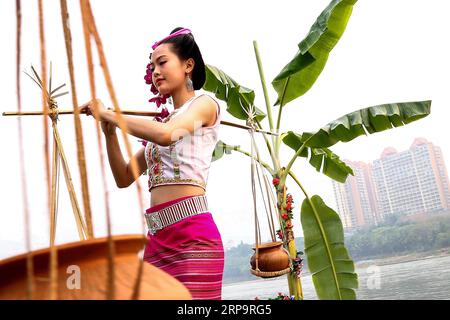 (190415) -- XISHUANGBANNA, 15 avril 2019 (Xinhua) -- Une fille de l'ethnie Dai recueille de l'eau pour célébrer le festival d'aspersion d'eau au bord de la rivière Lancangjiang, dans la province du Yunnan, dans le sud-ouest de la Chine, le 15 avril 2019. Les gens s'aspergent d'eau les uns les autres pour prier pour la bonne fortune pendant le festival traditionnel d'aspersion d'eau, qui est aussi le festival du nouvel an du groupe ethnique Dai. (Xinhua/Zhang Yuwei) CHINA-YUNNAN-XISHUANGBANNA-WATER SPRINKLING FESTIVAL (CN) PUBLICATIONxNOTxINxCHN Banque D'Images