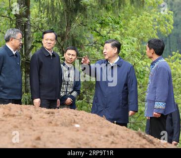 (190416) -- CHONGQING, le 16 avril 2019 -- le président chinois Xi Jinping, également secrétaire général du comité central du Parti communiste chinois et président de la commission militaire centrale, visite le village de Huaxi, dans le comté autonome de Shizhu Tujia, dans le sud-ouest de la Chine, à Chongqing, le 15 avril 2019. Xi a effectué une tournée d'inspection dans la municipalité de Chongqing du sud-ouest de la Chine lundi. ) CHINA-CHONGQING-XI JINPING-INSPECTION (CN) WANGXYE PUBLICATIONXNOTXINXCHN Banque D'Images