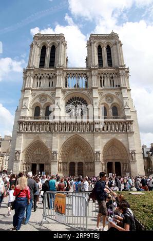 (190416) -- PARIS, 16 avril 2019 (Xinhua) -- une photo prise le 22 mai 2011 montre des touristes visitant la cathédrale notre-Dame de Paris, France. L'incendie dévastateur de la cathédrale notre-Dame dans le centre de Paris a été éteint après avoir brûlé pendant 15 heures, ont rapporté les médias locaux le 16 avril 2019. En début de soirée le 15 avril, un incendie éclate dans la célèbre cathédrale. Des images en ligne montraient une épaisse fumée s'accumulant du haut de la cathédrale et d'énormes flammes entre ses deux clochers engloutissant la flèche et le toit entier qui se sont tous deux effondrés plus tard. Notre Dame est considérée comme l'un des plus beaux exemples Banque D'Images