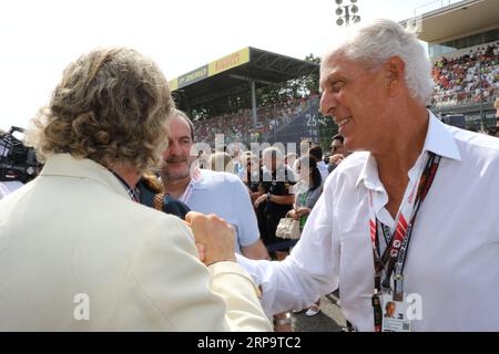 Monza, Italie. 03 septembre 2023. MONZA, Italie, 3. Septembre 2023 ; Lapo ELCANN (à gauche) et Marco Tronchetti Provera, CEO, Pirelli, Parco di Monza, Autodromo, Formula One, F1, Italian Grand Prix, Grosser Preis von Italien, GP d'Italie, Motorsport, Race, Formel1, Honorarpflichtiges Foto, image payante, Copyright © Arthur THILL/ATP images (THILL Arthur/ATP/SPP) crédit : SPP Sport Press photo. /Alamy Live News Banque D'Images