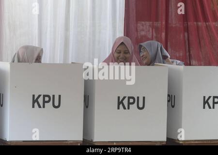 (190417) -- JAKARTA, le 17 avril 2019 -- des électeurs ont voté dans un bureau de vote à South Tangerang, en Indonésie. 17 avril 2019. Les électeurs indonésiens ont commencé à voter mercredi alors que des bureaux de vote ont ouvert dans l'est du vaste pays archipélagique pour choisir un nouveau président et des membres du Parlement. INDONÉSIE-JAKARTA-ELECTION-VOTE AGUNGXKUNCAHYAXB. PUBLICATIONxNOTxINxCHN Banque D'Images