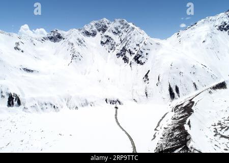 (190417) -- LHASSA, 17 avril 2019 (Xinhua) -- une photo aérienne prise le 11 avril 2019 montre l'entrée du tunnel du col de Galung dans le comté de Medog, ville de Nyingchi, dans la région autonome du Tibet du sud-ouest de la Chine. Medog, qui signifie Lotus Secret en langue tibétaine, est situé à Nyingchi dans le sud-est du Tibet. Situé sur le cours inférieur de la rivière Yarlung Zangbo et au sud de l'Himalaya, le comté de Medog possède des paysages naturels étonnants en raison de sa position géographique unique. Avant l'ouverture de la circulation, les gens ne pouvaient pas arriver à Médog sauf pour marcher. Entrer et sortir de Medog était un dangero Banque D'Images