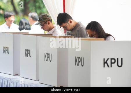 (190417) -- JAKARTA, 17 avril 2019 (Xinhua) -- les électeurs ont voté dans un bureau de vote à Jakarta, Indonésie, le 17 avril 2019. Les électeurs indonésiens ont commencé à voter mercredi alors que des bureaux de vote ont ouvert dans l'est du vaste pays archipélagique pour élire un président et des membres du Parlement. (Xinhua/du Yu) INDONÉSIE-JAKARTA-ELECTION-VOTE PUBLICATIONxNOTxINxCHN Banque D'Images