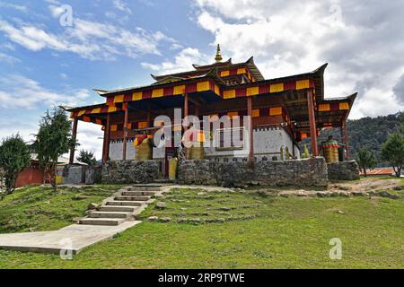 (190417) -- LHASSA, 17 avril 2019 (Xinhua) -- une photo prise le 9 avril 2019 montre le temple Renqingbeng dans le comté de Medog, ville de Nyingchi dans la région autonome du Tibet du sud-ouest de la Chine. Medog, qui signifie Lotus Secret en langue tibétaine, est situé à Nyingchi dans le sud-est du Tibet. Situé sur le cours inférieur de la rivière Yarlung Zangbo et au sud de l'Himalaya, le comté de Medog possède des paysages naturels étonnants en raison de sa position géographique unique. Avant l'ouverture de la circulation, les gens ne pouvaient pas arriver à Médog sauf pour marcher. Entrer et sortir de Medog était un voyage dangereux. Fréquent nat Banque D'Images