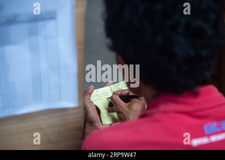 (190417) -- JAKARTA, 17 avril 2019 (Xinhua) -- Un électeur recueille les résultats du décompte après le processus de vote dans un bureau de vote de Jakarta, en Indonésie. 17 avril 2019. Les élections pour élire le président et les parlementaires indonésiens se sont fermées mercredi dans le vaste pays archipélagique. Les décomptes rapides pour les résultats préliminaires ont commencé à 3:00 h, heure de Jakarta (0800 h GMT) et les résultats officieux sont attendus mercredi fin, tandis que les résultats officiels seront annoncés par la commission électorale en mai. (Xinhua/du Yu) INDONESIA-ELECTIONS-VOTES COUNT PUBLICATIONxNOTxINxCHN Banque D'Images