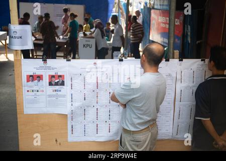 (190417) -- JAKARTA, 17 avril 2019 (Xinhua) -- les électeurs se réunissent pour observer le décompte après le processus de vote dans un bureau de vote à Jakarta, en Indonésie. 17 avril 2019. Les élections pour élire le président et les parlementaires indonésiens se sont fermées mercredi dans le vaste pays archipélagique. Les décomptes rapides pour les résultats préliminaires ont commencé à 3:00 h, heure de Jakarta (0800 h GMT) et les résultats officieux sont attendus mercredi fin, tandis que les résultats officiels seront annoncés par la commission électorale en mai. (Xinhua/du Yu) INDONESIA-ELECTIONS-VOTES COUNT PUBLICATIONxNOTxINxCHN Banque D'Images