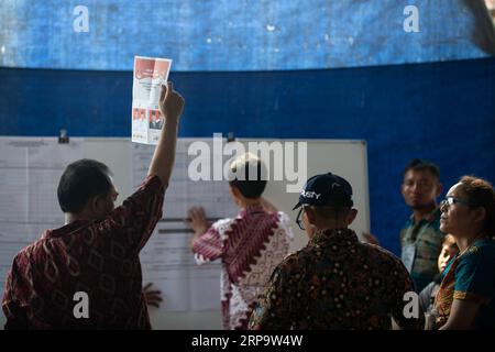 (190417) -- JAKARTA, 17 avril 2019 (Xinhua) -- les membres du personnel comptent les voix après le vote dans un bureau de vote à Jakarta, en Indonésie. 17 avril 2019. Les élections pour élire le président et les parlementaires indonésiens se sont fermées mercredi dans le vaste pays archipélagique. Les décomptes rapides pour les résultats préliminaires ont commencé à 3:00 h, heure de Jakarta (0800 h GMT) et les résultats officieux sont attendus mercredi fin, tandis que les résultats officiels seront annoncés par la commission électorale en mai. (Xinhua/du Yu) INDONESIA-ELECTIONS-VOTES COUNT PUBLICATIONxNOTxINxCHN Banque D'Images