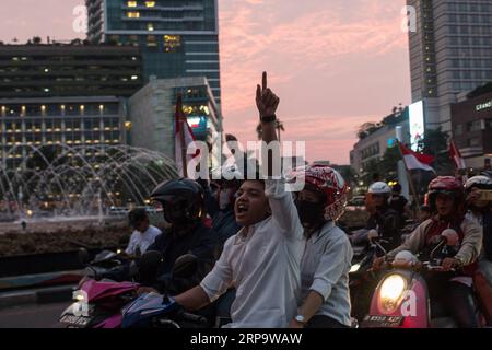 (190417) -- JAKARTA, le 17 avril 2019 -- les partisans célèbrent l avantage du candidat à la présidence Joko Widodo après le processus de vote de l élection présidentielle à Jakarta, Indonésie, le 17 avril 2019. Le président indonésien sortant, Joko Widodo, menait son rival Prabowo Subianto à l’élection présidentielle mercredi, alors que les résultats des dénombrements rapides arrivaient. Les enquêtes de dénombrement rapide ont été menées par cinq grands sondeurs environ quatre heures après la fin du vote à 1:00 h, heure de Jakarta (0600 h GMT), avec 75 % du total des votes comptés. INDONESIA-JAKARTA-PRESIDENTIA Banque D'Images