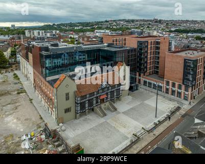 Ancien versus neuf, la maison de comptage à Cork construite dans le style Tudor. Le bâtiment a une façade à colombages Banque D'Images