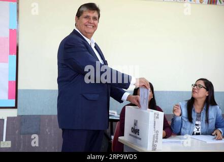 (190417) -- LIMA, le 17 avril 2019 -- une photo de dossier prise le 10 avril 2016 montre Alan Garcia en train de voter dans un bureau de vote à Lima, au Pérou. L'ancien président péruvien Alan Garcia est décédé le 17 avril 2019 dans un hôpital de Lima, a confirmé le président péruvien Martin Vizcarra sur Twitter. FILE-PÉROU-LIMA-ANCIEN PRÉSIDENT-ALAN GARCIA-DEATH ANDINA/VIDALXTARQUI PUBLICATIONXNOTXINXCHN Banque D'Images