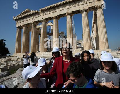(190417) -- ATHÈNES, le 17 avril 2019 -- la ministre grecque de la Culture et des Sports Myrsini Zorba (C) pose avec des étudiants devant le Parthénon lors d'une visite guidée spéciale de l'Acropole à Athènes, Grèce, le 17 avril 2019. La Grèce travaille pour rapprocher ses jeunes du patrimoine culturel et transmettre aux générations futures le message de sa promotion et de sa protection, a déclaré mercredi le ministre grec de la Culture et des Sports Myrsini Zorba depuis le sommet de la colline de l'Acropole au centre d'Athènes. A l'occasion de la Journée internationale des monuments et sites touristiques (ou Journée du patrimoine mondial) qui est célébrée tous Banque D'Images