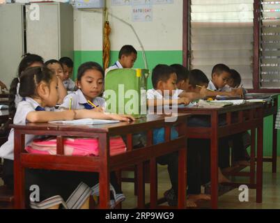 (190417) -- VIENTIANE, 17 avril 2019 (Xinhua) -- des élèves locaux sont photographiés dans une salle de classe de l'école primaire Ban Nongping à Vientiane, Laos, le 15 mars 2019. L'école primaire Ban Nongping a été créée en 2013 avec l'aide de la Chine. (Xinhua/Zhang Jianhua) LAOS-VIENTIANE-CHINE-ÉDUCATION-ENSEIGNANTS BÉNÉVOLES PUBLICATIONxNOTxINxCHN Banque D'Images