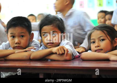 (190417) -- VIENTIANE, 17 avril 2019 (Xinhua) -- des élèves locaux sont photographiés dans une salle de classe de l'école primaire Ban Nongping à Vientiane, Laos, le 15 mars 2019. L'école primaire Ban Nongping a été créée en 2013 avec l'aide de la Chine. (Xinhua/Zhang Jianhua) LAOS-VIENTIANE-CHINE-ÉDUCATION-ENSEIGNANTS BÉNÉVOLES PUBLICATIONxNOTxINxCHN Banque D'Images