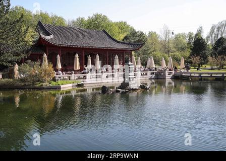 (190418) -- BERLIN, 18 avril 2019 (Xinhua) -- une photo prise le 17 avril 2019 montre une vue du jardin chinois Deyue des Jardins du monde dans l'est de Berlin, en Allemagne. Le jardin chinois Deyue à l'intérieur des Jardins du monde a été construit pour la première fois en 1997 et ouvert au public en 2000. (Xinhua/Shan Yuqi) ALLEMAGNE-BERLIN-JARDINS DU MONDE-JARDIN CHINOIS PUBLICATIONxNOTxINxCHN Banque D'Images
