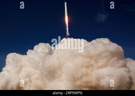 (190418) -- WALLOPS ISLAND, 18 avril 2019 -- la fusée Antares transportant le vaisseau cargo Cygnus décolle de l'installation de vol Wallops de la NASA à Wallops Island, Virginie, États-Unis, le 17 avril 2019. Une fusée américaine a été lancée mercredi depuis le Wallops Flight Facility de la NASA sur la côte est de la Virginie, transportant du fret avec la mission de ravitaillement de l agence spatiale pour la Station spatiale internationale (ISS). La fusée Antares construite par Northrop Grumman a décollé à 4:46 heures HAE, transportant le vaisseau cargo Cygnus vers l'ISS. Le vaisseau spatial s'est séparé avec succès de la fusée Abou Banque D'Images