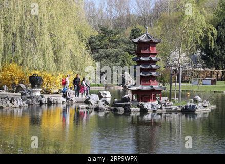 (190418) -- BERLIN, 18 avril 2019 (Xinhua) -- des visiteurs sont vus au jardin chinois Deyue des Jardins du monde dans l'est de Berlin, Allemagne, le 17 avril 2019. Le jardin chinois Deyue à l'intérieur des Jardins du monde a été construit pour la première fois en 1997 et ouvert au public en 2000. (Xinhua/Shan Yuqi) ALLEMAGNE-BERLIN-JARDINS DU MONDE-JARDIN CHINOIS PUBLICATIONxNOTxINxCHN Banque D'Images