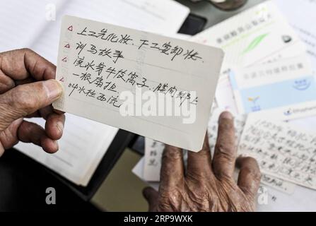 (190418) -- URUMQI, 18 avril 2019 (Xinhua) -- lu Zhen ou, 90 ans de la première génération du corps de production et de construction du Xinjiang, arrange ses cartes de vieilles histoires de Shihezi enregistrées sur des boîtes de médicaments usagées à Shihezi, dans la région autonome ouygur du Xinjiang du nord-ouest de la Chine, le 10 avril 2019. Shihezi, à environ 150 kilomètres au nord-ouest d'Urumqi, est une jeune ville qui a été établie dans les années 1950 dans le désert de gobi dans le Xinjiang. Grâce aux efforts de plusieurs générations du peuple du Xinjiang et du corps de production et de construction du Xinjiang, elle est devenue une belle ville développée dans l'autonom Banque D'Images