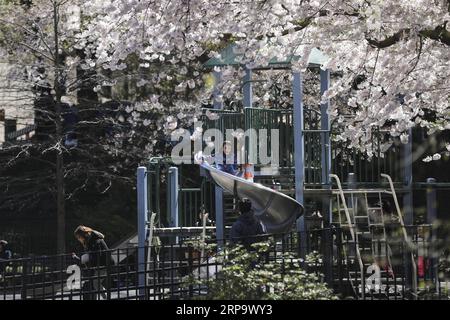 (190418) -- NEW YORK, 18 avril 2019 (Xinhua) -- des enfants jouent à des jeux dans un parc d'attractions du Central Park à New York, aux États-Unis, le 16 avril 2019. Avec une histoire de plus de 160 ans, Central Park a été créé comme le premier grand parc public paysager du pays. C'est l'un des parcs les plus visités aux États-Unis, avec plus de 40 millions de visiteurs par an aujourd'hui. Situé au milieu de Manhattan animé et couvrant une superficie de 341 hectares, son parc sert de refuge non seulement pour les athlètes, les musiciens et les poussettes, mais aussi pour des centaines d'oiseaux migrateurs chacun Banque D'Images