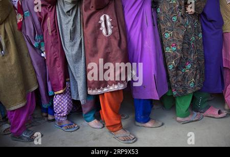 (190418) -- SRINAGAR, 18 avril 2019 (Xinhua) -- les électrices cachemiriennes font la queue pour voter pendant la deuxième phase des élections générales indiennes, devant un bureau de vote dans la banlieue de la ville de Srinagar, capitale estivale du Cachemire contrôlé par l Inde, le 18 avril 2019. (Xinhua/Javed Dar) CACHEMIRE-SRINAGAR-ELECTION-SECOND PHASE PUBLICATIONxNOTxINxCHN Banque D'Images