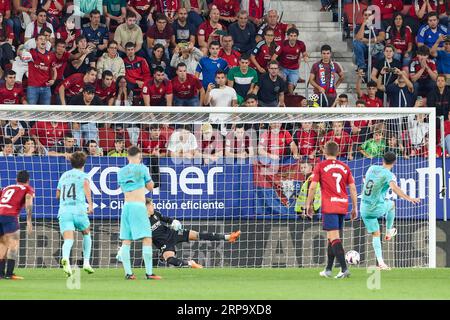 Pamplona, Espagne. 03 septembre 2023. Robert Lewandowski (R : attaquant ; FC Barcelone) célèbre la deuxième pénalité du FC Barcelone lors du football espagnol de la ligue EA, match entre CA Osasuna et Club FC Barcelone au stade Sadar. Score final ; CA Osasuna 1:2 Club FC Barcelona crédit : SOPA Images Limited/Alamy Live News Banque D'Images