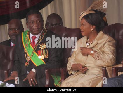 (190418) -- HARARE, le 18 avril 2019 -- le président zimbabwéen Emmerson Mnangagwa (L, Front) assiste à la cérémonie du jour de l'indépendance au Stade national des sports de Harare, Zimbabwe, le 18 avril 2019. Jeudi, le Zimbabwe a célébré son 39e anniversaire d'indépendance. ) ZIMBABWE-HARARE-FÊTE DE L'INDÉPENDANCE ShaunxJusa PUBLICATIONxNOTxINxCHN Banque D'Images