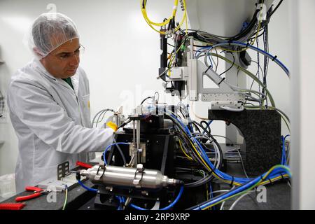 (190419) -- YOKNEAM, 19 avril 2019 -- Un technicien travaille dans une salle blanche chez Mellanox technologies à Yokneam, Israël, le 17 avril 2019. Mellanox technologies, un fabricant de puces basé en Israël, a déclaré le 11 mars que le géant informatique américain Nvidia Corporation avait accepté de l'acheter pour environ 6,9 milliards de dollars américains en espèces. L’accord marque la plus grande sortie à ce jour pour une entreprise israélienne de haute technologie en 2019 et la troisième plus grande acquisition d’une entreprise israélienne de haute technologie. Fondée en 1999, Mellanox a son siège social à Yokneam, une ville du nord d’Israël. La société est un fournisseur de produits de mise en réseau informatique Banque D'Images