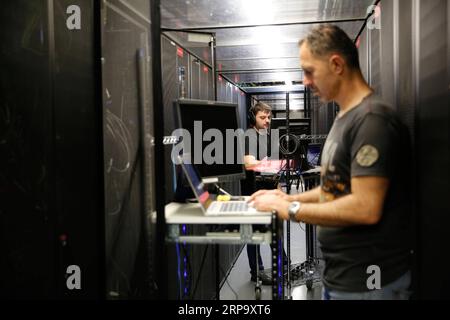 (190419) -- YOKNEAM, 19 avril 2019 -- des techniciens travaillent dans une salle de serveurs chez Mellanox technologies à Yokneam, Israël, le 17 avril 2019. Mellanox technologies, un fabricant de puces basé en Israël, a déclaré le 11 mars que le géant informatique américain Nvidia Corporation avait accepté de l'acheter pour environ 6,9 milliards de dollars américains en espèces. L’accord marque la plus grande sortie à ce jour pour une entreprise israélienne de haute technologie en 2019 et la troisième plus grande acquisition d’une entreprise israélienne de haute technologie. Fondée en 1999, Mellanox a son siège social à Yokneam, une ville du nord d’Israël. La société est un fournisseur de produits de mise en réseau informatique Banque D'Images