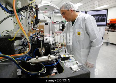 (190419) -- YOKNEAM, 19 avril 2019 -- Un technicien travaille dans une salle blanche chez Mellanox technologies à Yokneam, Israël, le 17 avril 2019. Mellanox technologies, un fabricant de puces basé en Israël, a déclaré le 11 mars que le géant informatique américain Nvidia Corporation avait accepté de l'acheter pour environ 6,9 milliards de dollars américains en espèces. L’accord marque la plus grande sortie à ce jour pour une entreprise israélienne de haute technologie en 2019 et la troisième plus grande acquisition d’une entreprise israélienne de haute technologie. Fondée en 1999, Mellanox a son siège social à Yokneam, une ville du nord d’Israël. La société est un fournisseur de produits de mise en réseau informatique Banque D'Images