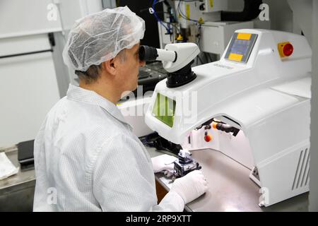 (190419) -- YOKNEAM, 19 avril 2019 -- Un technicien travaille dans une salle blanche chez Mellanox technologies à Yokneam, Israël, le 17 avril 2019. Mellanox technologies, un fabricant de puces basé en Israël, a déclaré le 11 mars que le géant informatique américain Nvidia Corporation avait accepté de l'acheter pour environ 6,9 milliards de dollars américains en espèces. L’accord marque la plus grande sortie à ce jour pour une entreprise israélienne de haute technologie en 2019 et la troisième plus grande acquisition d’une entreprise israélienne de haute technologie. Fondée en 1999, Mellanox a son siège social à Yokneam, une ville du nord d’Israël. La société est un fournisseur de produits de mise en réseau informatique Banque D'Images