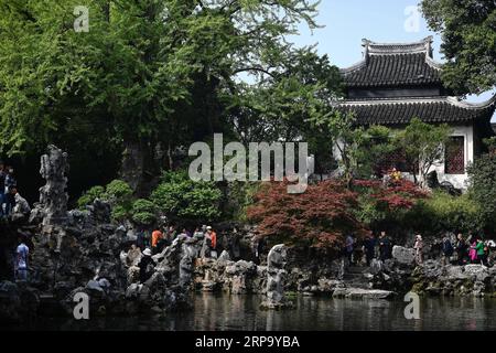 (190419) -- SUZHOU, 19 avril 2019 (Xinhua) -- visite du jardin de la forêt de lions à Suzhou, dans la province de Jiangsu, dans l'est de la Chine, le 17 avril 2019. Suzhou abrite des dizaines de jardins classiques célèbres qui ont un design inventif et exquis et une esthétique orientale. Aujourd'hui, plus de 60 d'entre eux existent encore, parmi lesquels le jardin de l'humble Administrateur, le jardin Lingering et le jardin du Lion Grove sont sur la liste du patrimoine mondial de l'UNESCO. (Xinhua/Li Xiang) CHINA-JIANGSU-SUZHOU-GARDENS (CN) PUBLICATIONxNOTxINxCHN Banque D'Images