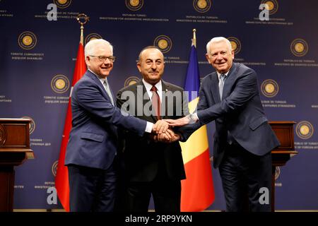 (190419) -- ANKARA, 19 avril 2019 (Xinhua) -- le ministre turc des Affaires étrangères Mevlut Cavusoglu (C), le ministre roumain des Affaires étrangères Teodor Melescanu (R) et le ministre polonais des Affaires étrangères Jacek Czaputowicz assistent à une conférence de presse à Ankara, Turquie, le 19 avril 2019. Le ministre turc des Affaires étrangères, Mevlut Cavusoglu, a déclaré vendredi, lors d'une conférence de presse avec ses homologues roumains et polonais, que la Turquie comprenait les préoccupations de l'OTAN concernant son acquisition des missiles de défense aérienne russes S-400. (Xinhua/Qin Yanyang) TURQUIE-ANKARA-FM-ROUMANIE-POLOGNE-FMS-MEETING PUBLICATIONxNOTxINxCHN Banque D'Images