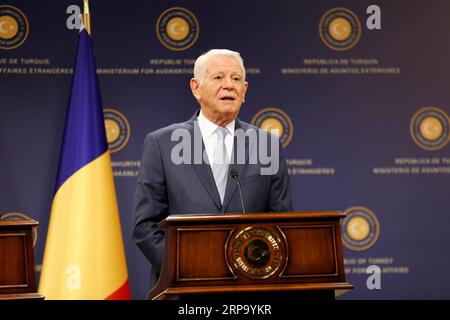 (190419) -- ANKARA, 19 avril 2019 (Xinhua) -- le ministre roumain des Affaires étrangères Teodor Melescanu prend la parole lors d'une conférence de presse à Ankara, Turquie, le 19 avril 2019. Le ministre turc des Affaires étrangères, Mevlut Cavusoglu, a déclaré vendredi, lors d'une conférence de presse avec ses homologues roumains et polonais, que la Turquie comprenait les préoccupations de l'OTAN concernant son acquisition des missiles de défense aérienne russes S-400. (Xinhua/Qin Yanyang) TURQUIE-ANKARA-FM-ROUMANIE-POLOGNE-FMS-MEETING PUBLICATIONxNOTxINxCHN Banque D'Images