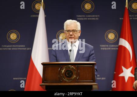 (190419) -- ANKARA, 19 avril 2019 (Xinhua) -- le ministre polonais des Affaires étrangères Jacek Czaputowicz prend la parole lors d'une conférence de presse à Ankara, Turquie, le 19 avril 2019. Le ministre turc des Affaires étrangères, Mevlut Cavusoglu, a déclaré vendredi, lors d'une conférence de presse avec ses homologues roumains et polonais, que la Turquie comprenait les préoccupations de l'OTAN concernant son acquisition des missiles de défense aérienne russes S-400. (Xinhua/Qin Yanyang) TURQUIE-ANKARA-FM-ROUMANIE-POLOGNE-FMS-MEETING PUBLICATIONxNOTxINxCHN Banque D'Images