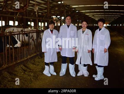 (190420) -- WUYISHAN, 20 avril 2019 (Xinhua) -- le conseiller technologique Wang Zongshou (2e L) pose pour une photo avec ses collègues dans une ferme du district de Jianyang à Nanping, dans la province du Fujian du sud-est de la Chine, le 28 mars 2019. (Xinhua/Wei Peiquan) Xinhua titres : les conseillers en technologie aident à la réduction de la pauvreté PUBLICATIONxNOTxINxCHN Banque D'Images