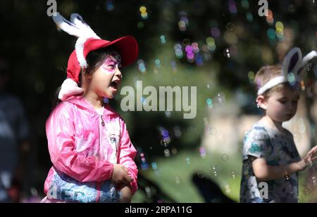 (190421) -- SYDNEY, 21 avril 2019 (Xinhua) -- des enfants portant des oreilles de lapin participent à la chasse aux œufs de Pâques au Royal Botanic Garden Sydney, Australie, le 21 avril 2019. (Xinhua/Bai Xuefei) AUSTRALIE-SYDNEY-LAPIN DE PÂQUES PUBLICATIONxNOTxINxCHN Banque D'Images
