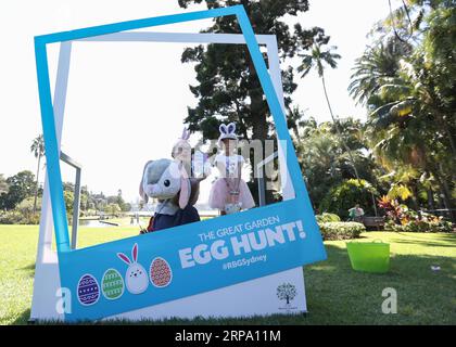 (190421) -- SYDNEY, 21 avril 2019 (Xinhua) -- des touristes habillés en lapins posent pour des photos lors de la chasse aux œufs de Pâques au Royal Botanic Garden Sydney à Sydney, Australie, le 21 avril 2019. (Xinhua/Bai Xuefei) AUSTRALIE-SYDNEY-LAPIN DE PÂQUES PUBLICATIONxNOTxINxCHN Banque D'Images